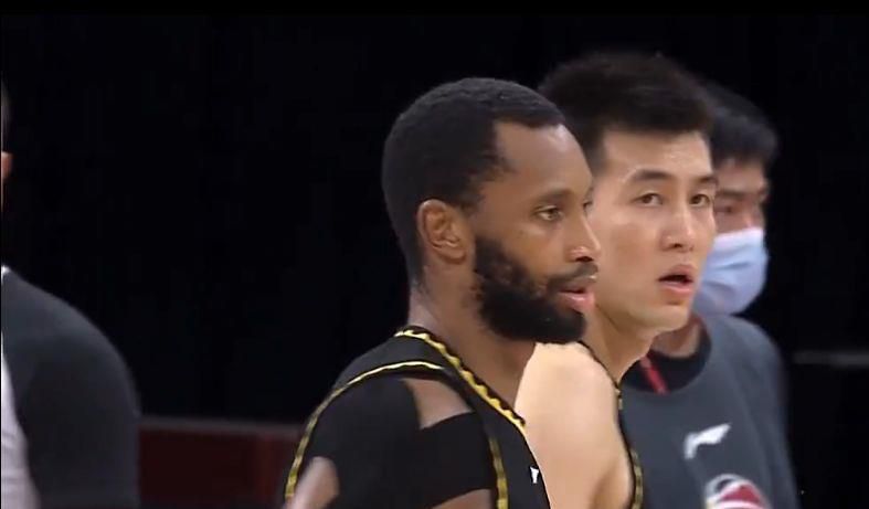 裁判没有吹罚犯规，滕哈赫非常愤怒。